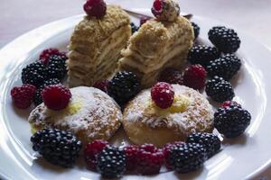 dolce dolce con frutti di bosco foto