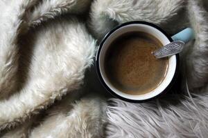 un' boccale di caffè su un' caldo plaid. accogliente atmosfera di casa. foto