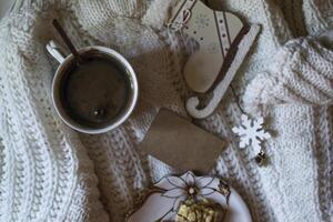 un' tazza di caffè, di lana maglione e Natale decorazioni. inverno ancora vita. foto
