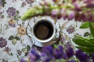 un' tazza di caffè su un' cucina tavolo. foto