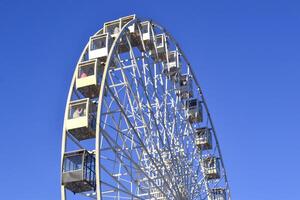 Ferris ruota contro un' blu cielo sfondo. foto