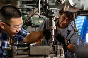 asiatico lavoratore nel produzione pianta perforazione a macchina. professionale lavoratore vicino perforazione macchina su fabbrica. finitura metallo Lavorando interno acciaio superficie su tornio macinino macchina con volante scintille. foto