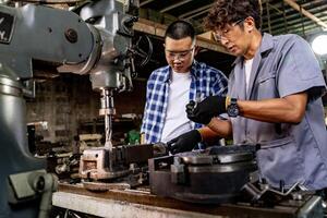 asiatico lavoratore nel produzione pianta perforazione a macchina. professionale lavoratore vicino perforazione macchina su fabbrica. finitura metallo Lavorando interno acciaio superficie su tornio macinino macchina con volante scintille. foto