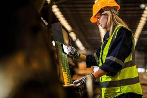 fabbrica ingegnere donna in piedi fiducioso per controllo pannello interruttore. lavoratore lavori a pesante macchina a industria fabbrica. lavoratore controllo legname di crudo legna Materiale. inteligente industria lavoratore operativo. foto