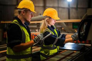 attore ingegnere lavoratori in piedi per controllo pannello interruttore. persone lavori a pesante macchina a industria fabbrica. con macchinari attrezzatura pianta tecnologia. inteligente industria lavoratore operativo. foto