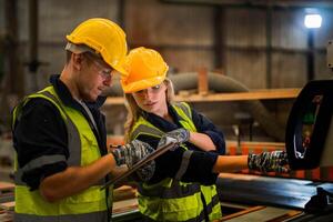 attore ingegnere lavoratori in piedi per controllo pannello interruttore. persone lavori a pesante macchina a industria fabbrica. con macchinari attrezzatura pianta tecnologia. inteligente industria lavoratore operativo. foto