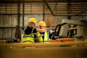 attore ingegnere lavoratori in piedi per controllo pannello interruttore. persone lavori a pesante macchina a industria fabbrica. con macchinari attrezzatura pianta tecnologia. inteligente industria lavoratore operativo. foto