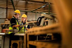 attore ingegnere lavoratori in piedi per controllo pannello interruttore. persone lavori a pesante macchina a industria fabbrica. con macchinari attrezzatura pianta tecnologia. inteligente industria lavoratore operativo. foto