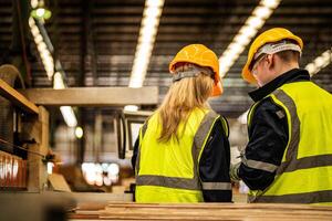 indietro di fabbrica ingegnere lavoratori in piedi per controllo pannello interruttore. persone lavori a pesante macchina a industria fabbrica. con macchinari attrezzatura pianta tecnologia. inteligente industria lavoratore operativo. foto