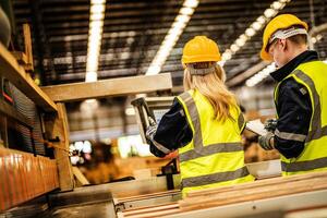 indietro di fabbrica ingegnere lavoratori in piedi per controllo pannello interruttore. persone lavori a pesante macchina a industria fabbrica. con macchinari attrezzatura pianta tecnologia. inteligente industria lavoratore operativo. foto