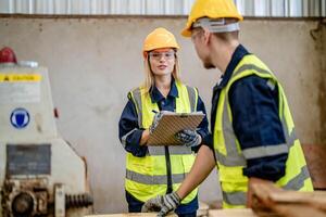 lavoratore falegnami Lavorando nel macchine per tagliare legna rivestire di legno. uomo e donna siamo lavorazione con legna nel un' officina. Due artigiani o tuttofare Lavorando con falegname utensili o elettrico macchine. foto