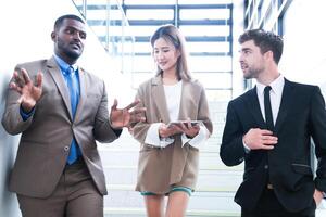 attività commerciale persone tremante mani. finitura su un' incontro. squadra di attività commerciale persone camminare nel corsa ora a interno pedone le scale e parlare insieme. concetto negoziati nel sensazione riuscito e contento. foto