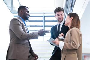 attività commerciale persone tremante mani. finitura su un' incontro. squadra di attività commerciale persone camminare nel corsa ora a interno pedone le scale e parlare insieme. concetto negoziati nel sensazione riuscito e contento. foto