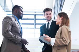 attività commerciale persone tremante mani. finitura su un' incontro. squadra di attività commerciale persone camminare nel corsa ora a interno pedone le scale e parlare insieme. concetto negoziati nel sensazione riuscito e contento. foto