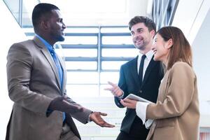 attività commerciale persone tremante mani. finitura su un' incontro. squadra di attività commerciale persone camminare nel corsa ora a interno pedone le scale e parlare insieme. concetto negoziati nel sensazione riuscito e contento. foto