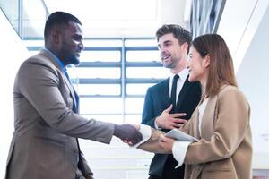 attività commerciale persone tremante mani. finitura su un' incontro. squadra di attività commerciale persone camminare nel corsa ora a interno pedone le scale e parlare insieme. concetto negoziati nel sensazione riuscito e contento. foto