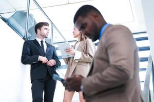 attività commerciale persone tremante mani. finitura su un' incontro. squadra di attività commerciale persone camminare nel corsa ora a interno pedone le scale e parlare insieme. concetto negoziati nel sensazione riuscito e contento. foto