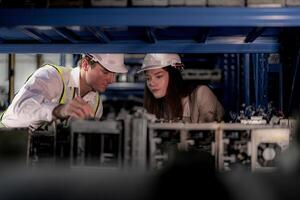 controllo e ispezionando metallo macchina parte elementi per spedizione. maschio e donna lavoratore controllo il memorizzare fabbrica. industria fabbrica magazzino. il magazzino di scorta parte per macchinari e veicoli. foto