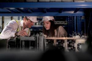 controllo e ispezionando metallo macchina parte elementi per spedizione. maschio e donna lavoratore controllo il memorizzare fabbrica. industria fabbrica magazzino. il magazzino di scorta parte per macchinari e veicoli. foto