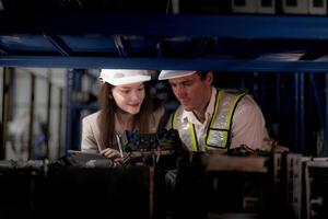 controllo e ispezionando metallo macchina parte elementi per spedizione. maschio e donna lavoratore controllo il memorizzare fabbrica. industria fabbrica magazzino. il magazzino di scorta parte per macchinari e veicoli. foto