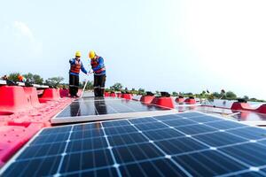 maschio lavoratori riparazione galleggiante solare pannelli su acqua lago. ingegneri costruire su luogo galleggiante solare pannelli a sole luce. pulito energia per futuro vita. industriale rinnovabile energia di verde potenza. foto