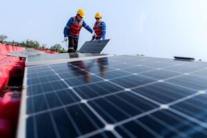 maschio lavoratori riparazione galleggiante solare pannelli su acqua lago. ingegneri costruire su luogo galleggiante solare pannelli a sole luce. pulito energia per futuro vita. industriale rinnovabile energia di verde potenza. foto