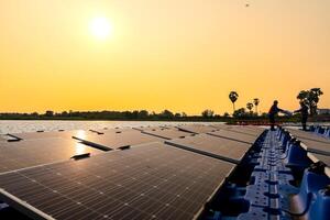 maschio lavoratori riparazione galleggiante solare pannelli su acqua lago. ingegneri costruire su luogo galleggiante solare pannelli a sole luce. pulito energia per futuro vita. industriale rinnovabile energia di verde potenza. foto