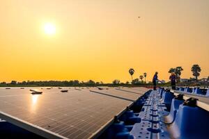 maschio lavoratori riparazione galleggiante solare pannelli su acqua lago. ingegneri costruire su luogo galleggiante solare pannelli a sole luce. pulito energia per futuro vita. industriale rinnovabile energia di verde potenza. foto