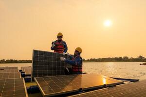 maschio lavoratori riparazione galleggiante solare pannelli su acqua lago. ingegneri costruire su luogo galleggiante solare pannelli a sole luce. pulito energia per futuro vita. industriale rinnovabile energia di verde potenza. foto