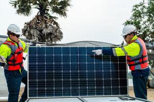 lavoratori tecnici siamo Lavorando per costruire solare pannelli sistema su costruzione luogo. ingegneri siamo controllo prima installare solare fotovoltaico pannello sistema. rinnovabile pulito energia tecnologia concetto. foto