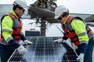 ingegnere uomini ispezionare moduli di fotovoltaico cellula pannelli. industriale rinnovabile energia di verde potenza. lavoratori preparare materiale prima costruzione su luogo con il pila di pannelli a sfondo. foto