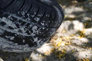 un' gomma da cancellare pneumatico coperto di sabbia, macro sparo. foto