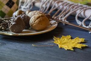 spuntini con decorazione di autunno le foglie foto