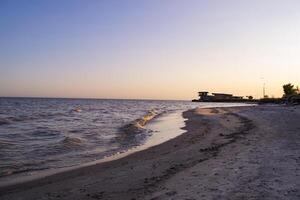 tramonto spiaggia. bellissimo tramonto su il abbandonato spiaggia. foto