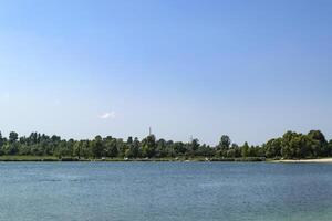 bellissimo blu lago. estate paesaggio. il bellezza di natura. foto