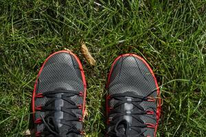 uomo nel sport scarpe da ginnastica all'aperto. foto