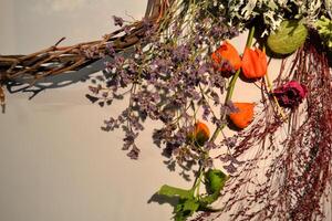 secco fiori su un' scrivania. il utensili per decorazione. foto