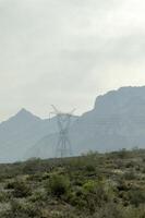 energia Linee nel un' campo con montagne foto