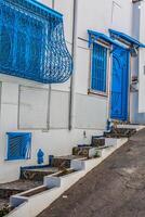 sidi bou disse - tipico edificio con bianca muri, blu porte e finestre, tunisia foto