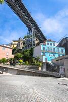 città di porto nel Portogallo. Ponte luiz io ponte al di sopra di douro fiume e storico architettura di il vecchio cittadina. foto