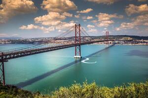 il 25 de abril ponte è un' ponte collegamento il città di Lisbona per il comune di almada su il sinistra banca di il tejo fiume, Lisbona foto