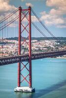 il 25 de abril ponte è un' ponte collegamento il città di Lisbona per il comune di almada su il sinistra banca di il tejo fiume, Lisbona foto