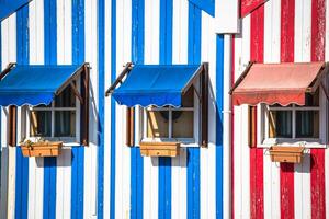 colorato a strisce dei pescatori case nel blu e rosso, costa nova, Aveiro, Portogallo foto