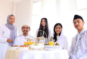 gruppo di amico posa per festeggiare eid mubarak foto