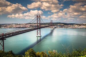 il 25 de abril ponte è un' ponte collegamento il città di Lisbona per il comune di almada su il sinistra banca di il tejo fiume, Lisbona foto
