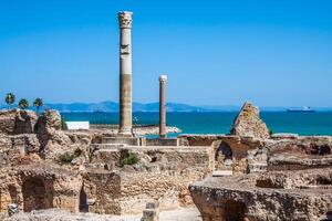 antico rovine a cartagine, tunisia con il mediterraneo mare nel il sfondo foto