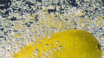 subacqueo Limone fetta nel bibita acqua o limonata con bolle. foto