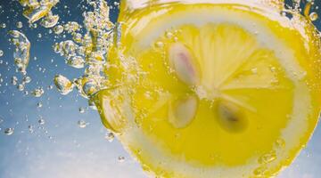 subacqueo Limone fetta nel bibita acqua o limonata con bolle. foto