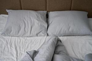 spiegazzato letto con cuscini, coperta e spiegazzato lenzuola nel Camera da letto foto