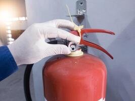 dai un'occhiata e ispezione il pressione valutare valvola fuoco estintore, condizione polvere su il tubo fuoco estintore. foto